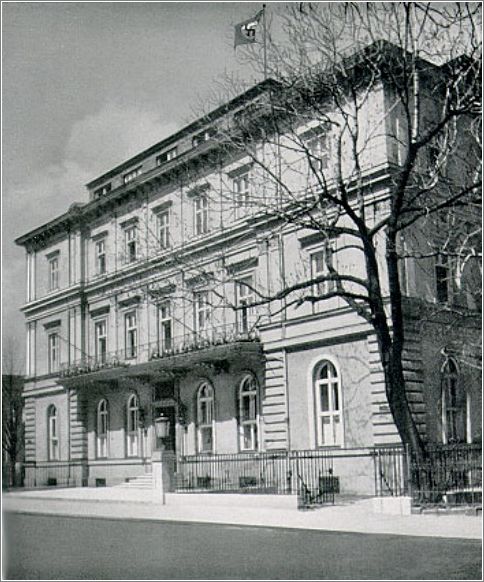 This Brown House , the NSDAP's headquarters building in Munich